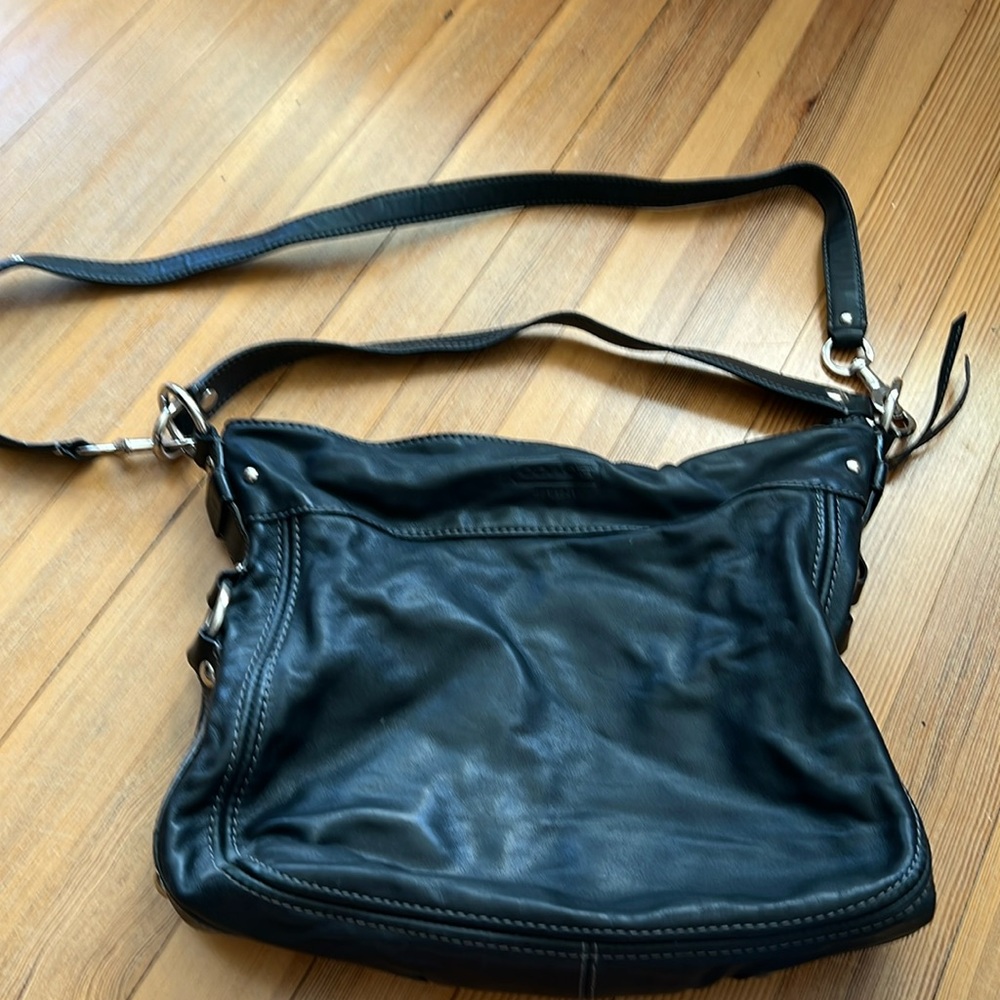 GUC Coach bag that converts from shoulder to cross body